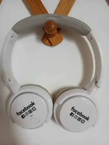 Fone de ouvido branco bluetooth