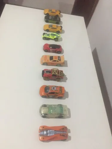 10 carrinhos de metal , lindos !!! Vendo separado também !!!