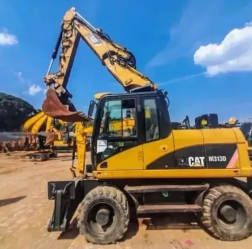 Escavadeira de Pneus Caterpillar M313D ano 2012, 4×4, com 15.600 horas