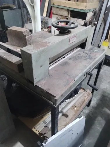 Guilhotina gráfica 50 cm de boca semi industrial. Corta até uma resma por vez.