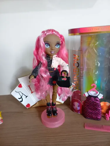 Boneca Rainbow High Fashion Core Daria Roselyn