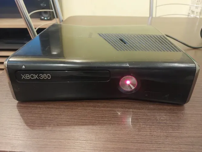 Console Xbox 360 com luz vermelha