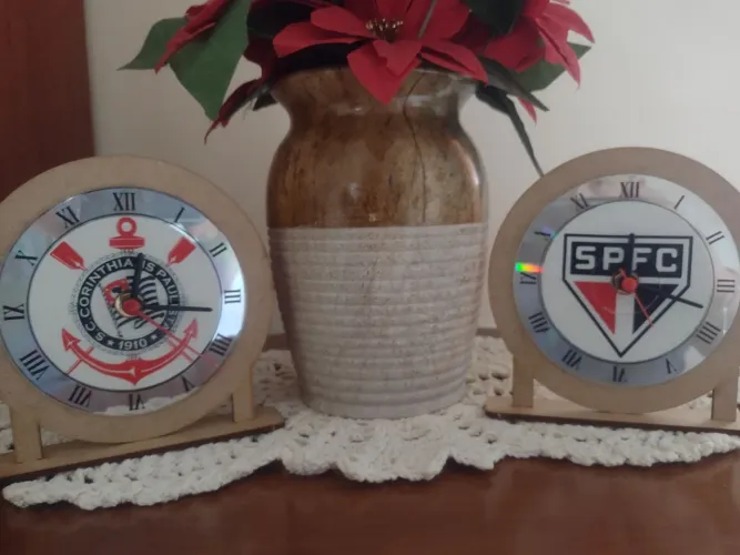 Relógios de mesa artesanal com monstrador de times de futebol diversos, pintadas a mão 