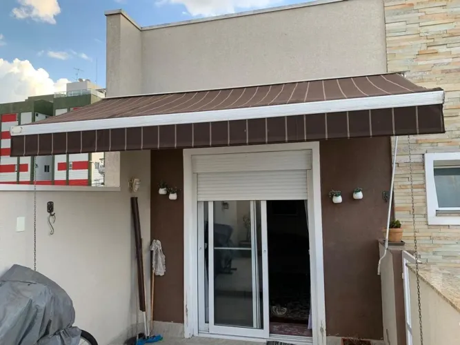 Toldo Retrátil com Braço Articulado Marron - Proteção e Estilo para o seu Espaço!