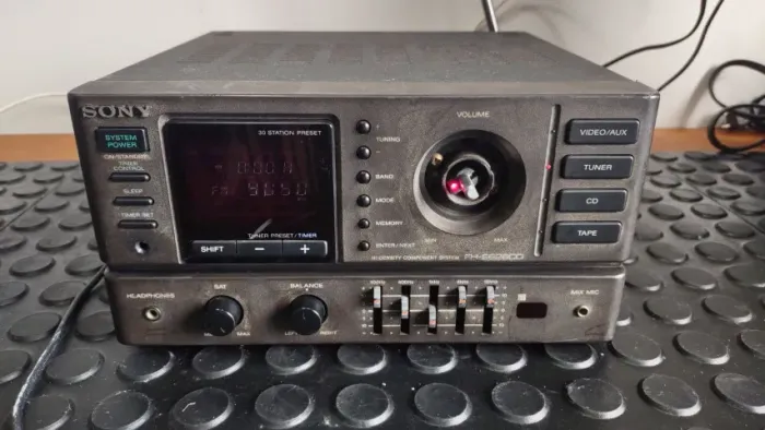 Mini receiver Sony STR-H100 com rádio e entrada auxiliar