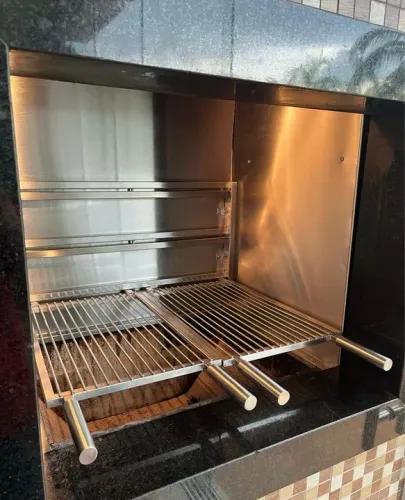 Revestimento em inox, grelhas e espetos. *Somente interessados*