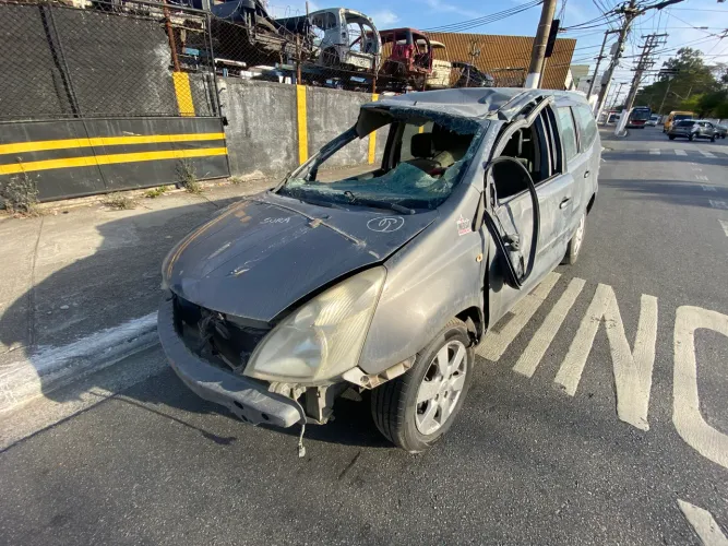 Sucata de Nissan Grand Livina SL 1.8 16v Flex 2012 Para Retirada de Peças (COM NOTA)