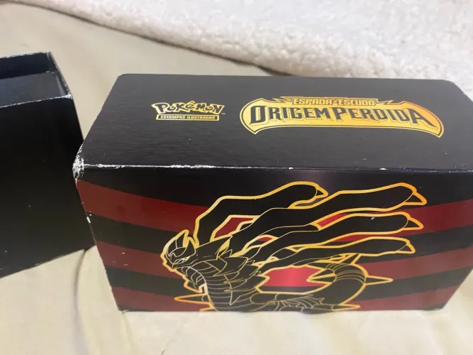 caixa da Coleção Treinador Avançado "Origem Perdida" do Pokémon Estampas Ilustradas