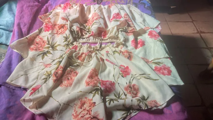 Conjunto Floral Romântico: Blusa Ombro a Ombro e Shorts