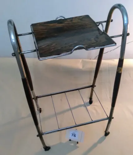 Mesa lateral vintage com design elegante