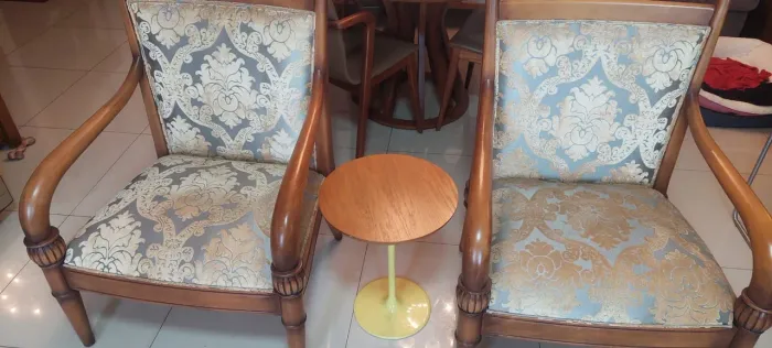 Par de Cadeiras de Madeira Maciça. Pés Torneados. 2 Peças - Cada uma 2499 