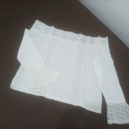Blusa branca de algodão com detalhes em renda