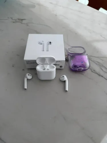 AirPods 2 com Estojo de Carregamento - Sua Banda Sonora Particular! Oportunidade.