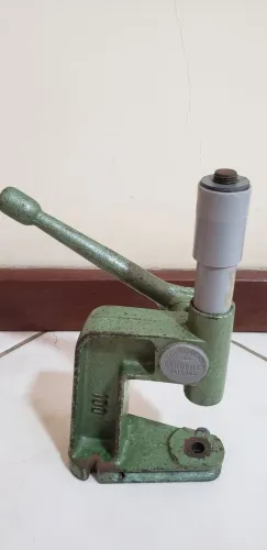 Prensa Manual/Balancim / máquina de pregar botões Cardenas 100  