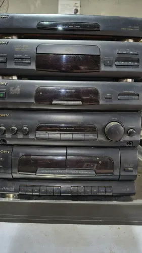 Aparelho de som Sony com toca discos, toca fitas e cd player. Sem caixas, para conserto