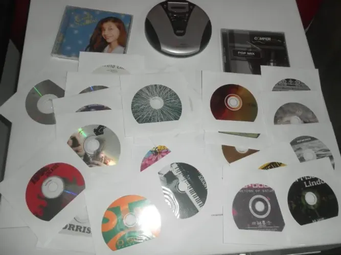 Portátil CD Player e MP3 Player + 26 CDs originais, Funcionava
