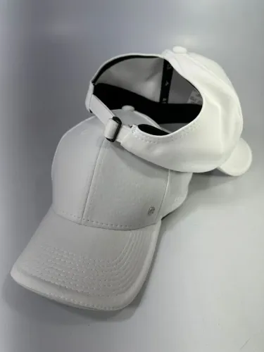 Bonés brancos modernos e estilosos