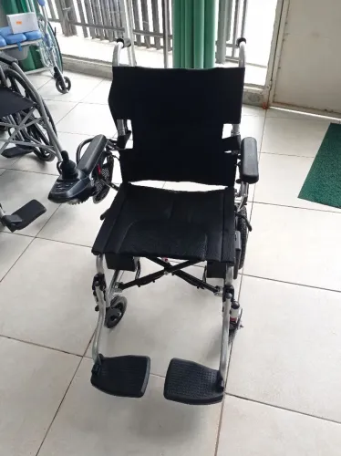 Cadeira de rodas elétrica(sem Uso) cubro*qualquer oferta. 