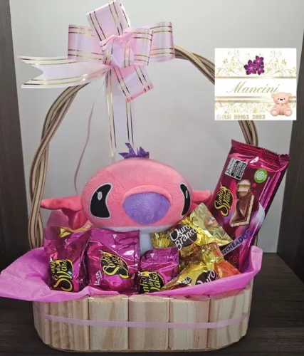 Cesta de presente com chocolate e pelúcia Cesta
