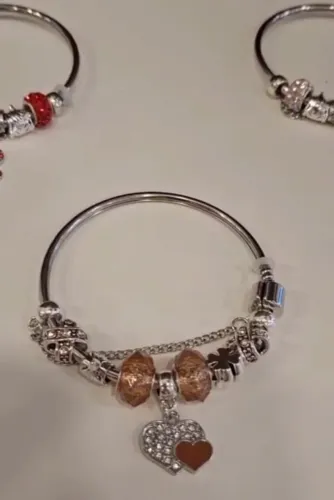 Linda pulseira com berloques e pingente de coração. Um acessório perfeito para complementa