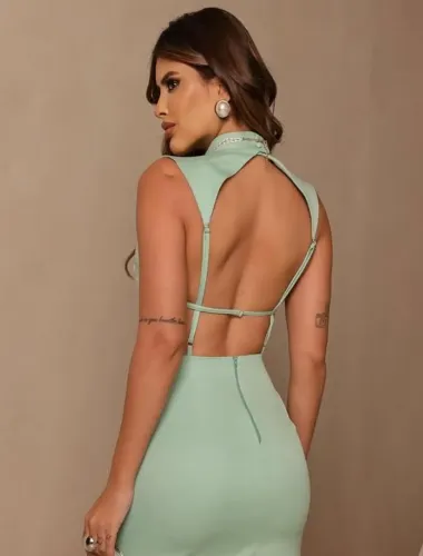 Vestido curto detalhado nas costas