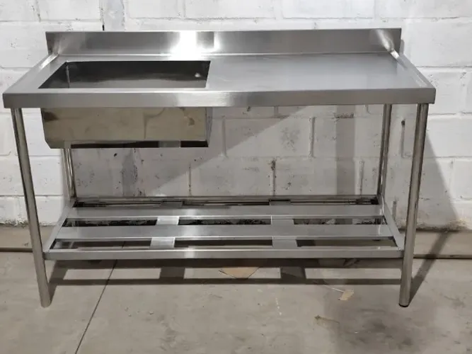 Pia Industrial em Inox com Rodobanca e Bancada Lateral - Design Funcional com Prateleira