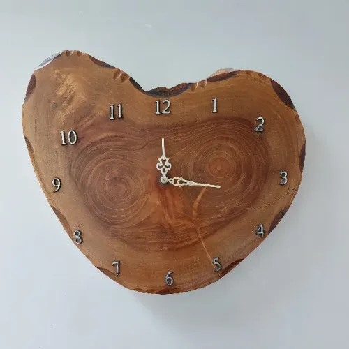 Relógio de Parede Bolacha de Madeira Rústico Coração 35cm