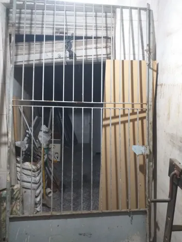 Vendo um portão de ferro maciço 