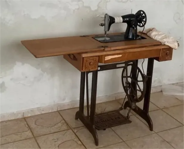 Máquina de Costura Singer