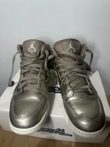 Air Jordan 1 Mid - Prateado