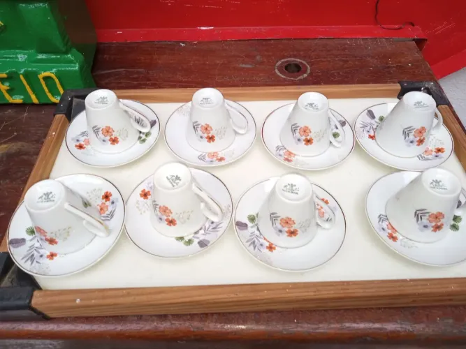 Conjunto de 8 xícaras de cafezinho com pires real