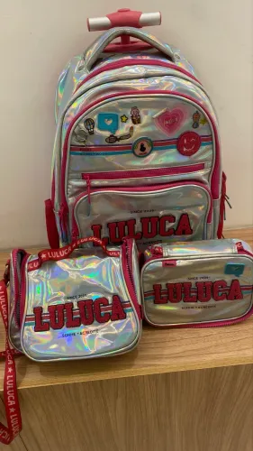 Kit mochila de rodinha Luluca. Acompanha uma lancheira e um estojo.