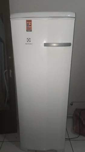 Vende-se um forno 950,00 e um  Freezers Verticais 1.300