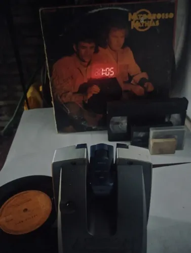 Rádio relógio com projetor 
