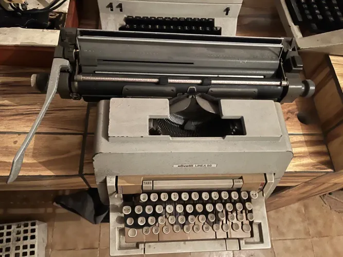 Máquina de Escrever Olivetti Linea 98