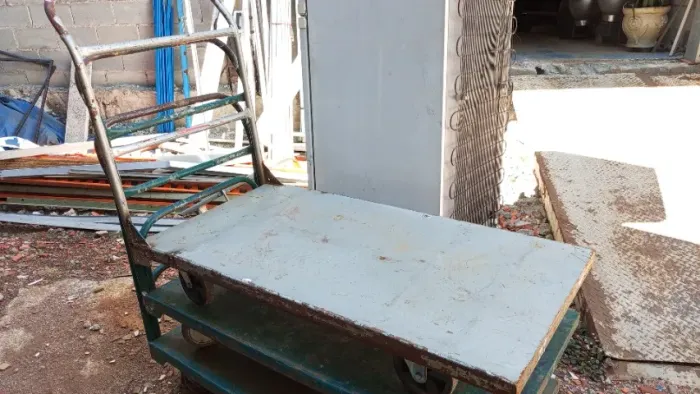 Carrinho plataforma, para transporte de mercadoria.