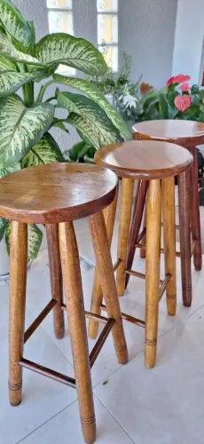 Banquetas de Madeira Maciça, restauradas e envernizadas.