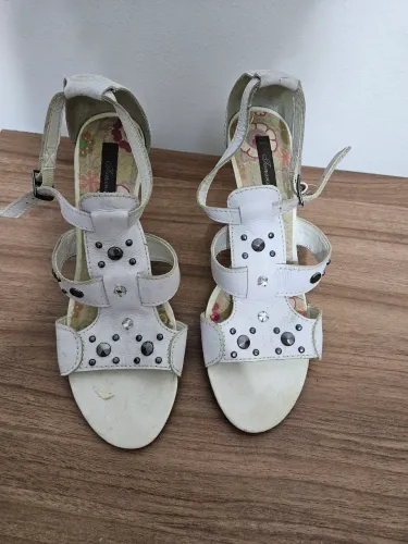 Sandália Branca Tachas Boho