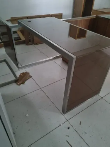 Mesa de Escritório Moderna com Tampo de Vidro