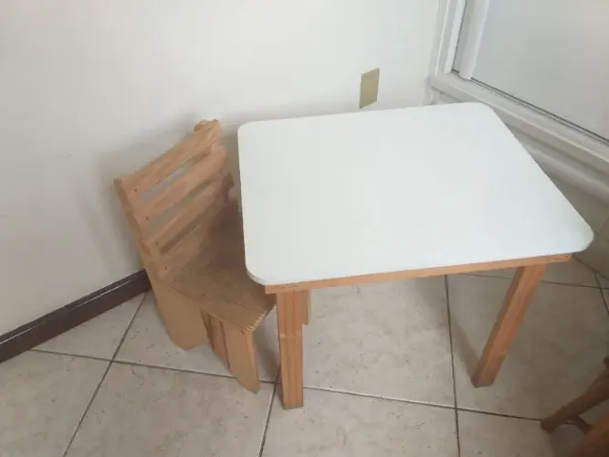 Mesinha e cadeira infantil branca em MDF
