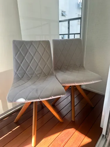 Cadeiras estofadas modernas - R$160 cada