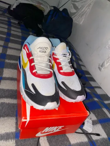 O modelo em destaque na imagem é o Nike Air Max 270 React. Pra vender logo