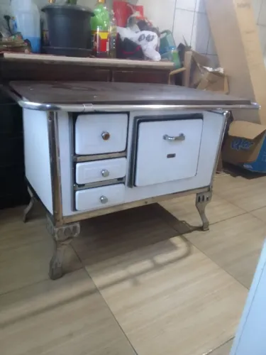 Vende-se fogão a lenha marcar maestro em perfeito estado motivo da venda para desocupar lu