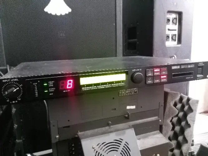 Processador de efeitos Yamaha SPX990