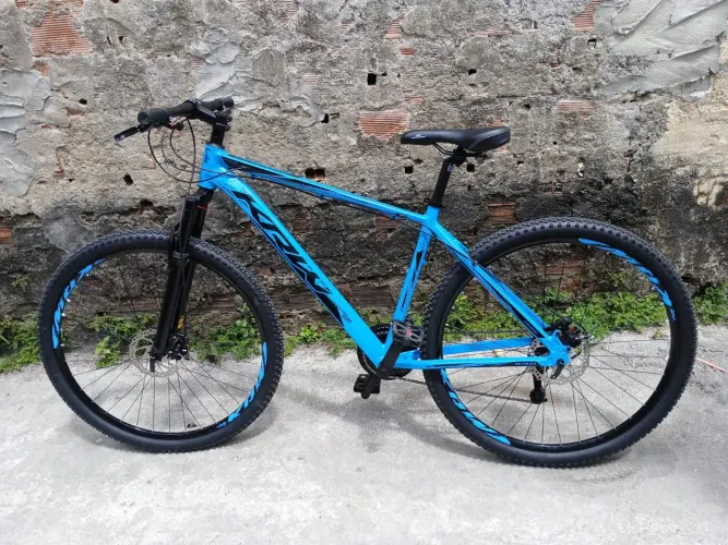 Bicicleta a venda por 700 aro 29 quebrada apenas um pedal e alinha o pneu traseiro 