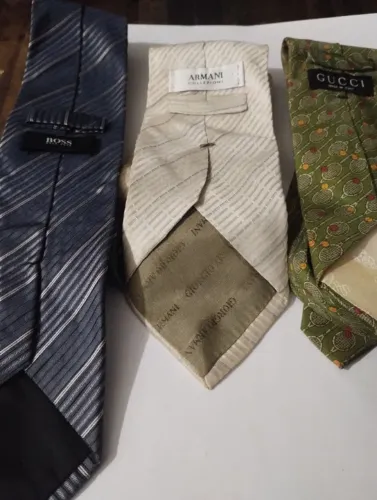 GRAVATAS (3) BOSS -ARMANI - GUCCI ,, VENDO O LOTE ,LINDAS E ORIGINAIS