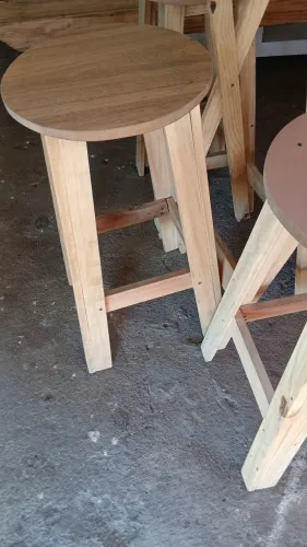 MESA BISTRÓ E  BANCOS EM PINHO