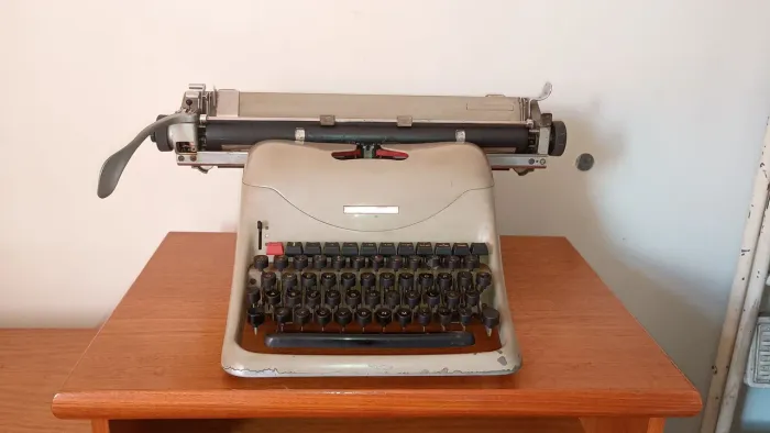 Máquina de escrever industrial Olivetti Lexikon 80