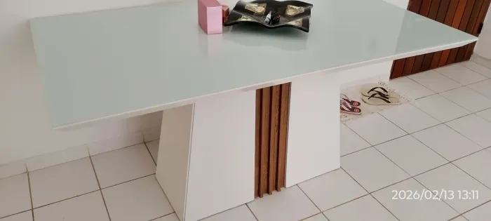 Mesa branca de vidro