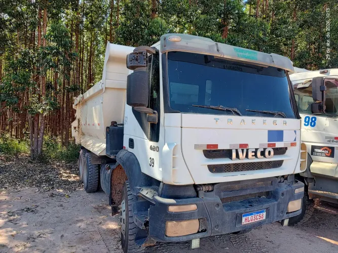 Caminhão Caçamba traçado 6x4 Iveco trakker 2012
